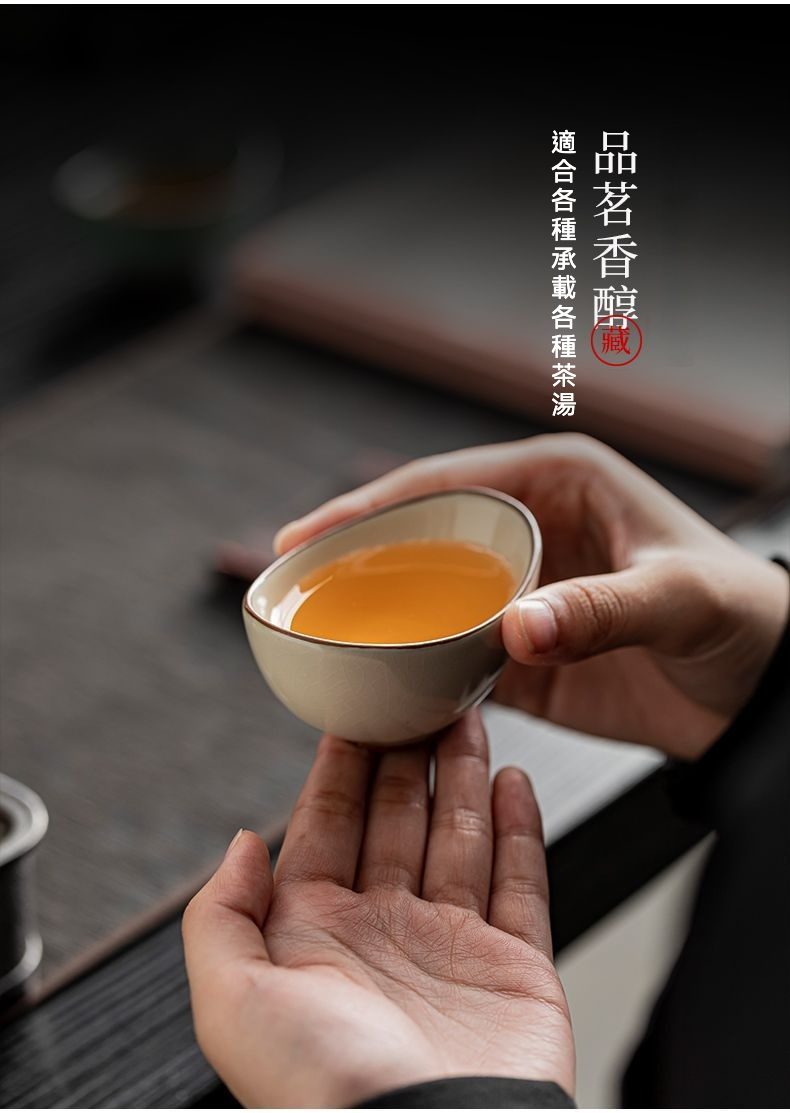 汝窯元寶品茗杯，南山居手作陶藝品茗杯，溫潤米白色釉面，盛裝金黃茶湯，彰顯茶道雅緻。