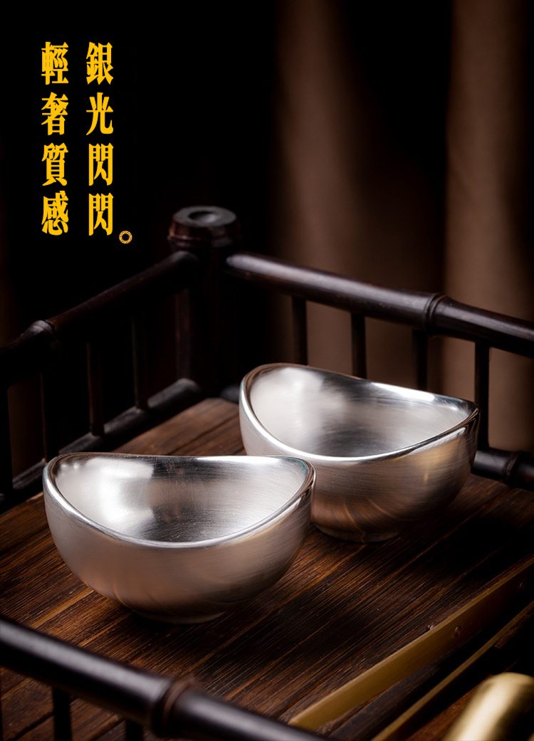 金銀元寶品茗杯，南山居手工銀製茶杯，弧形船型設計，表面細膩拉絲，輕奢銀光閃閃，盡顯高雅茶道質感。