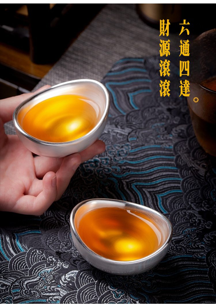 金銀元寶品茗杯，南山居純銀元寶茶杯，獨特橢圓形如金元寶，盛裝金黃茶湯，寓意財源廣進，品茗昇華。