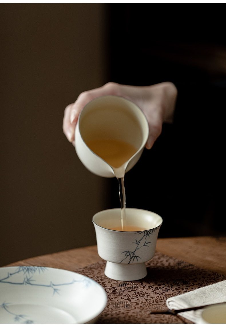 粉引白 - 手繪墨竹品茗杯，南山居手繪竹影陶瓷公道杯將茶湯注入同款高足品茗杯，泥繪竹枝清雅，彰顯禪意茶具美學。