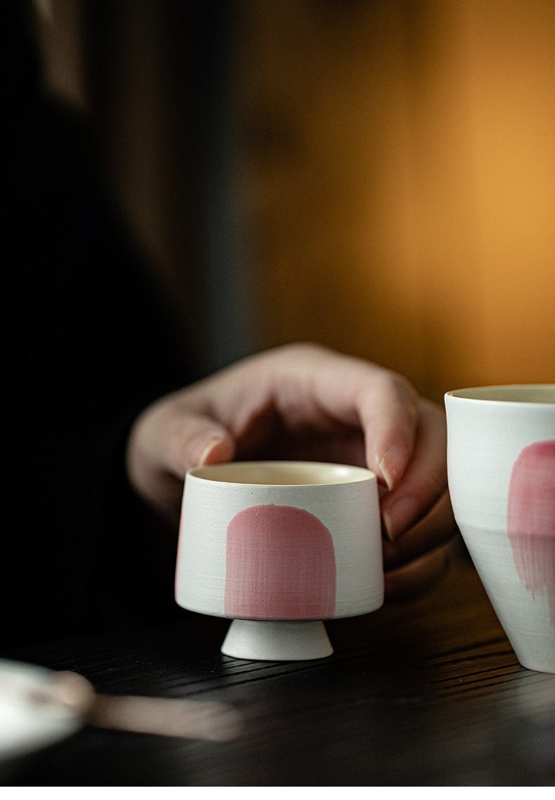 粉引白 - 水抹粉品茗杯，南山居手工陶瓷品茗杯，白色啞光杯身點綴粉色抽象弧形圖案，簡約茶具。