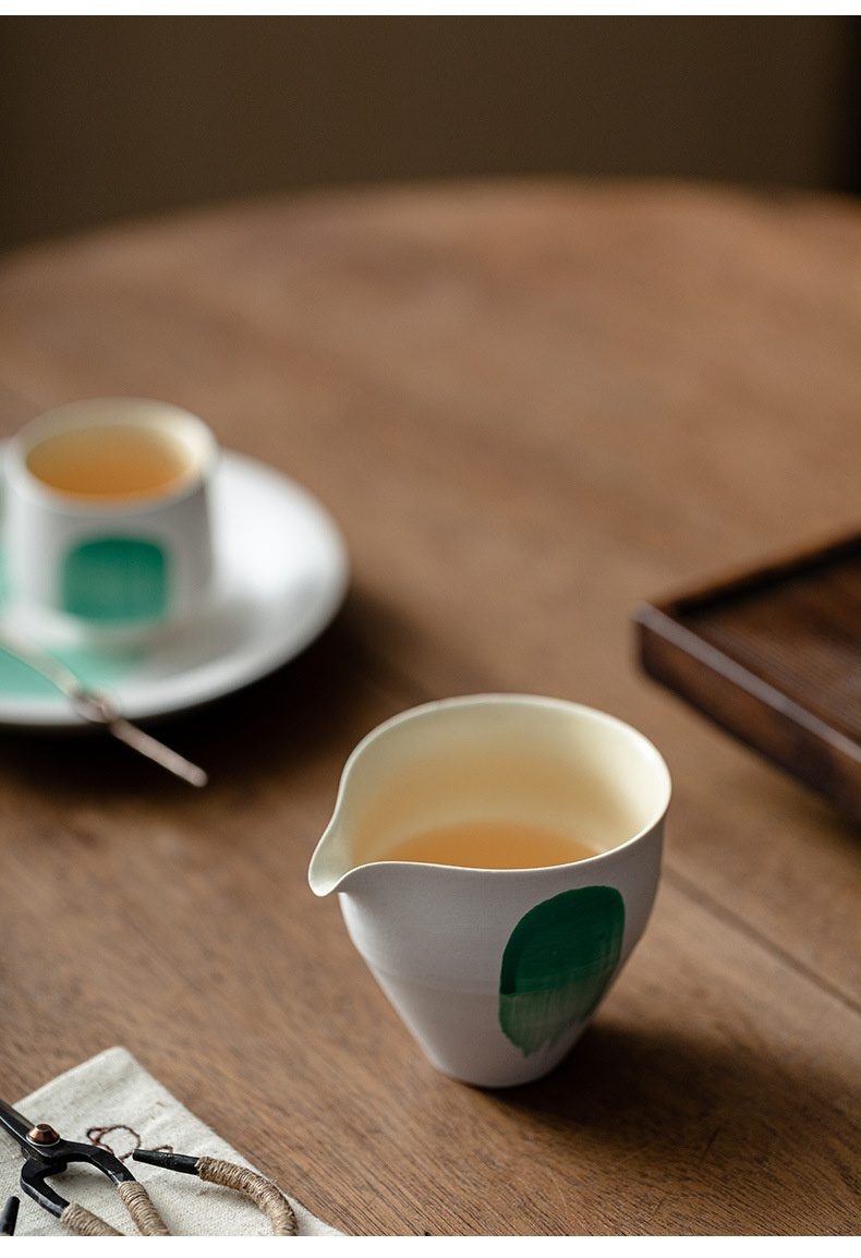粉引白 - 水抹綠公道杯，南山居手工陶瓷公平杯與茶杯，白瓷溫潤，飾以禪意墨綠抽象紋飾，茶湯澄澈宜人。