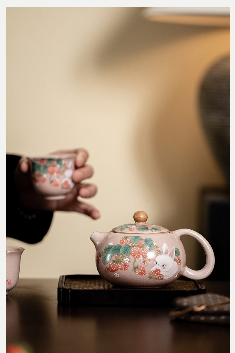 仿宋汝窯草莓兔西施壺，南山居手繪草莓白兔陶瓷茶壺，壺身粉潤開片，搭配同款茶杯，展現童趣優雅的品茗時光。