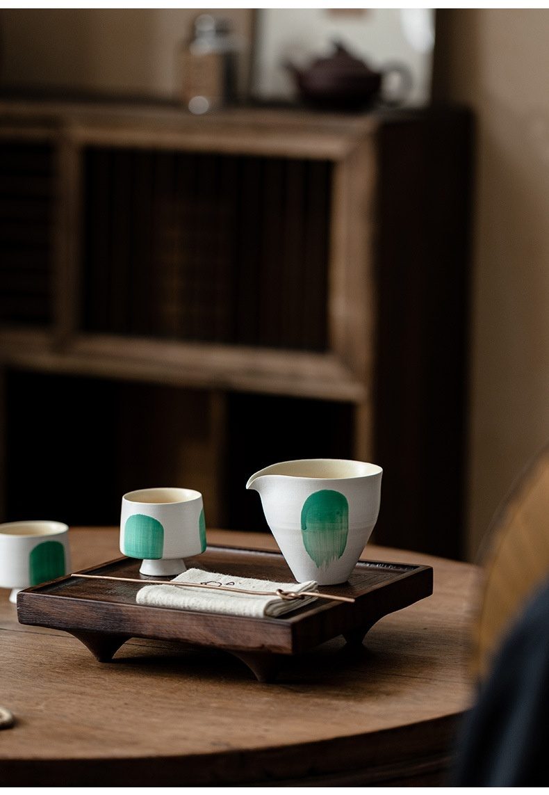 粉引白 - 水抹綠公道杯，南山居白瓷手繪抹茶綠茶具組，包含公道杯與茶杯，搭配胡桃木茶盤，展現優雅禪意。