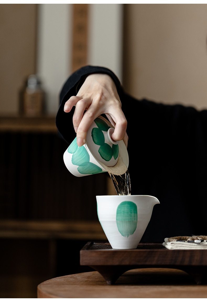 粉引白 - 水抹綠蓋碗，南山居手繪蓋碗與公道杯，飾以抹茶綠禪意筆觸，展現優雅茶道美學。