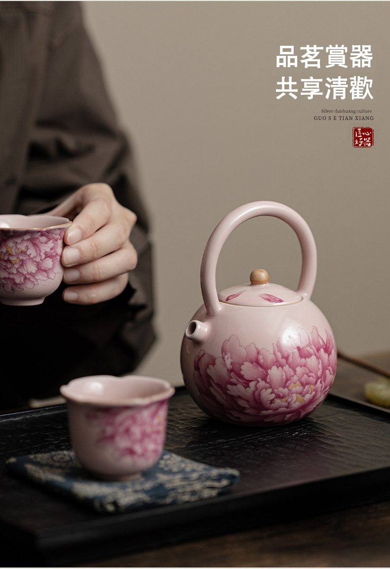 仿古汝窯國色天香提樑壺，南山居粉彩陶瓷提梁壺茶具組，壺身圓潤飽滿，手繪精緻牡丹花，搭配同款茶杯，展現優雅茶席風采。