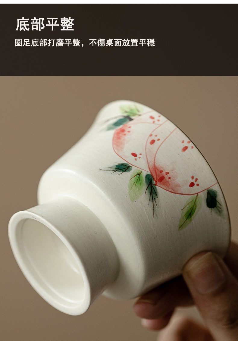 粉引 - 手繪壽桃品茗杯，南山居手繪蜜桃陶瓷品茗杯，底部圈足平整細膩，穩定不傷桌面，兼具美觀與實用性。