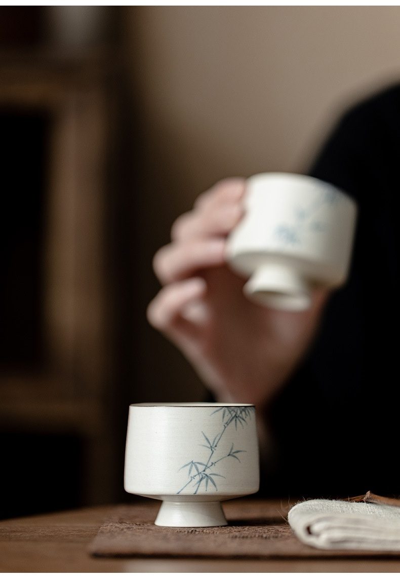 粉引白 - 手繪墨竹品茗杯，南山居手工陶瓷高足品茗杯，素雅杯身繪青竹紋，握感舒適，展現東方禪意。