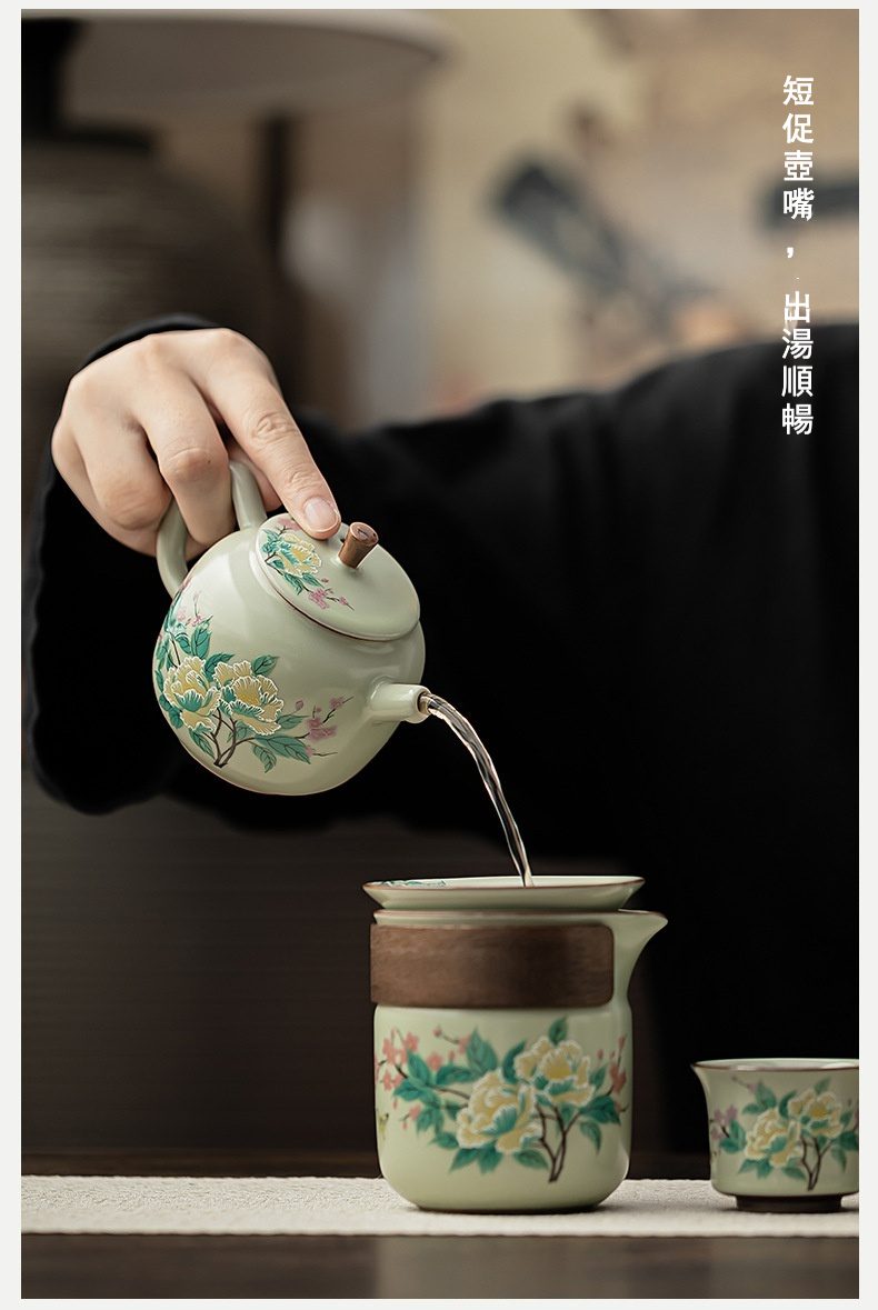 豆綠汝窯芙蓉花茶具套組，南山居手繪牡丹陶瓷茶壺套組，壺身翠綠雅緻，牡丹花開富貴，出水流暢，展現精緻茶道。