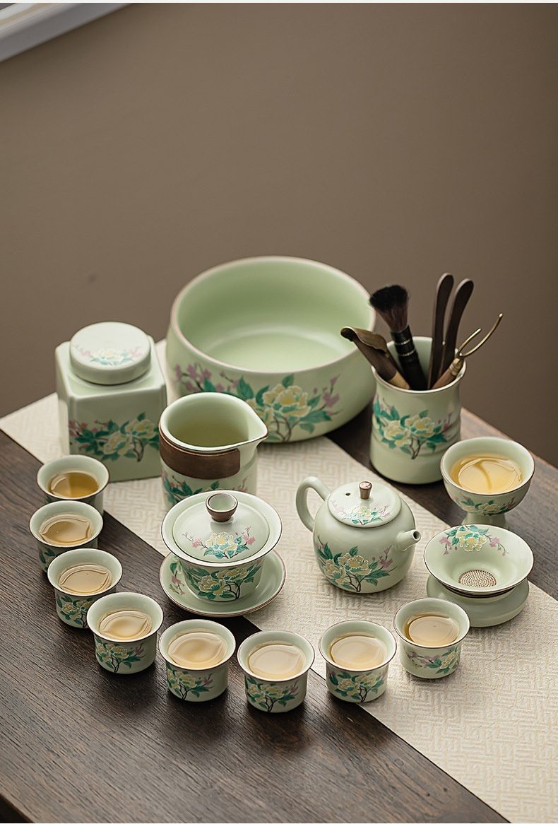 豆綠汝窯芙蓉花茶具套組，南山居手工彩繪青瓷茶具全套，含蓋碗、茶壺、茶杯、茶洗、公道杯與茶具組，花卉圖案精緻。