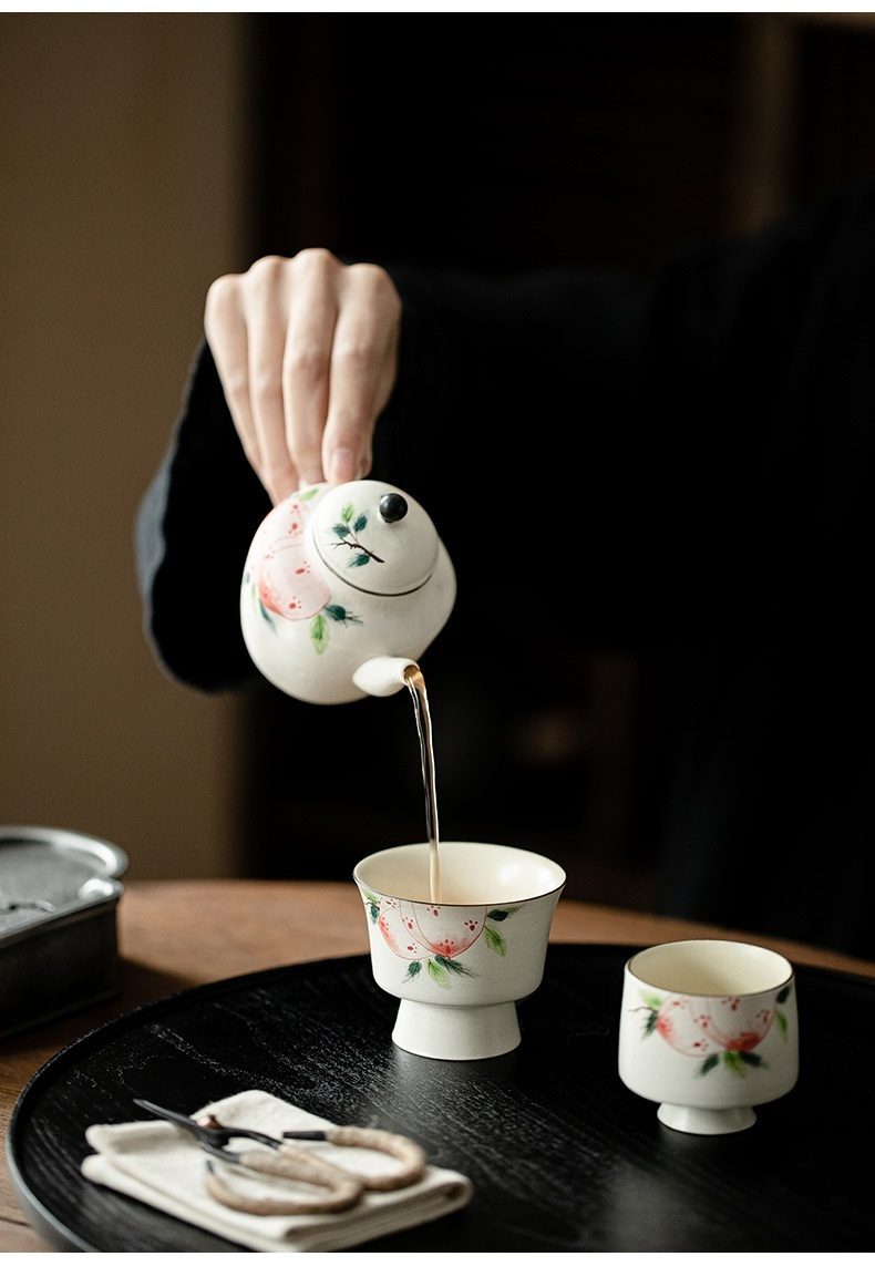 粉引 - 手繪壽桃品茗杯，南山居手繪白瓷側把壺與品茗杯，壺身圓潤飽滿，飾以雅緻桃花圖案，注水流暢。