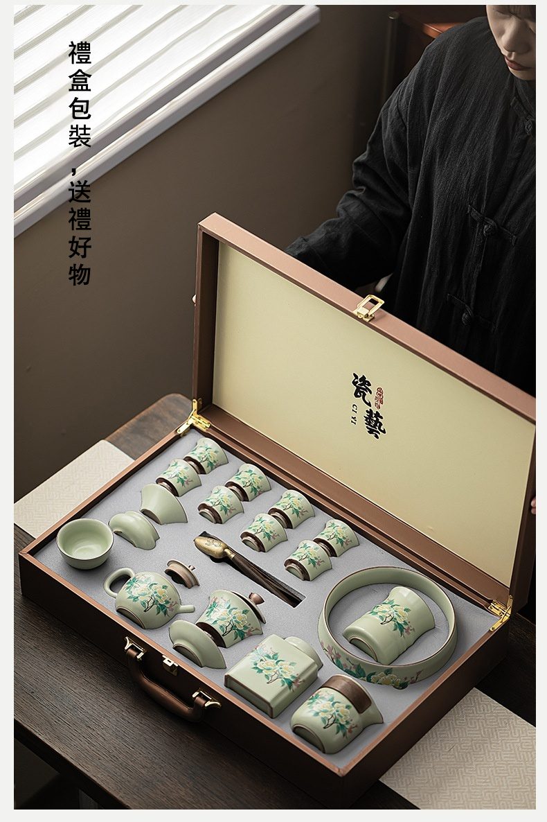 豆綠汝窯芙蓉花茶具套組，南山居典雅青瓷茶具禮盒，內含手繪花卉蓋碗、茶壺、多只品茗杯及茶具配件，呈現禪意美學。