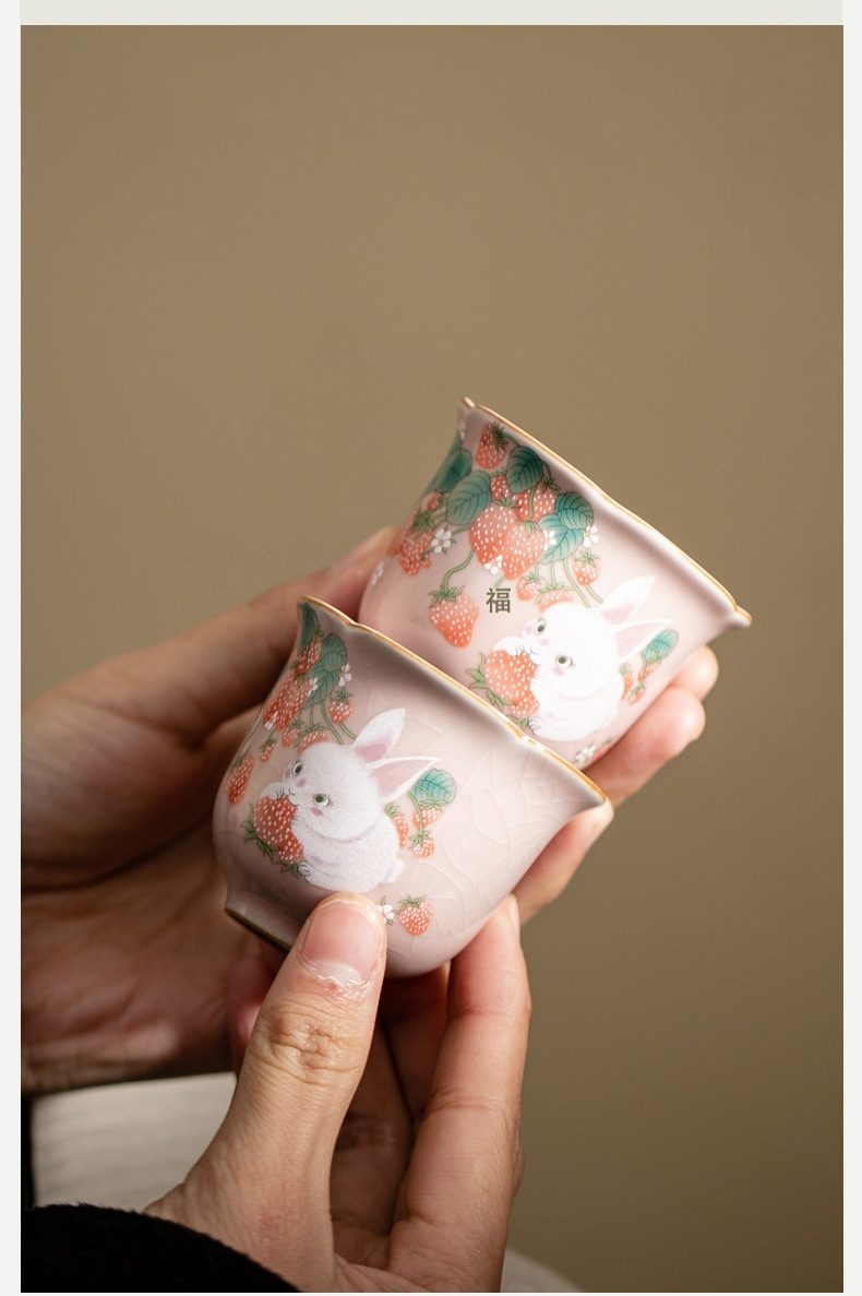 仿宋粉汝窯草莓兔品茗杯，南山居粉色手繪陶瓷茶杯，飾以可愛兔子與草莓圖案，搭配精緻開片與金邊，雅緻獨特。