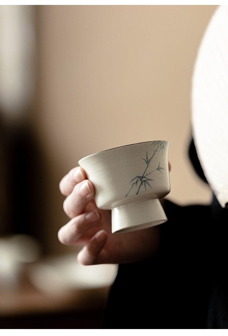 粉引白 - 手繪墨竹品茗杯，南山居手繪竹葉陶瓷高足茶杯，米白釉色雅緻，禪意茶具精品，提升品茗體驗。