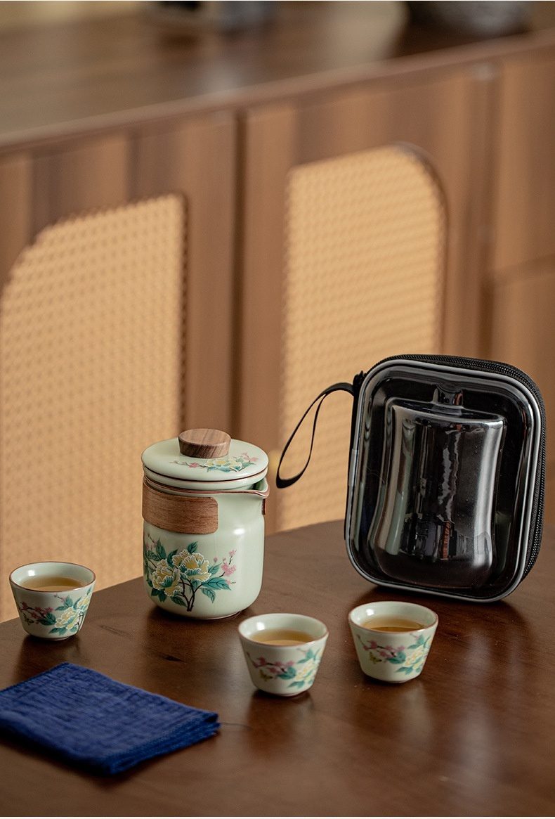 豆綠汝窯芙蓉花旅行組，南山居輕奢手繪花卉陶瓷快客杯旅行茶具，搭配三只小茶杯與便攜收納包，優雅實用。