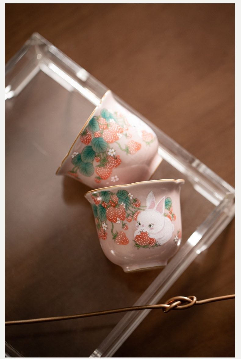 仿宋粉汝窯草莓兔品茗杯，南山居手繪陶瓷品茗杯，粉嫩草莓萌兔圖案，金邊點綴，獨特可愛茶具。