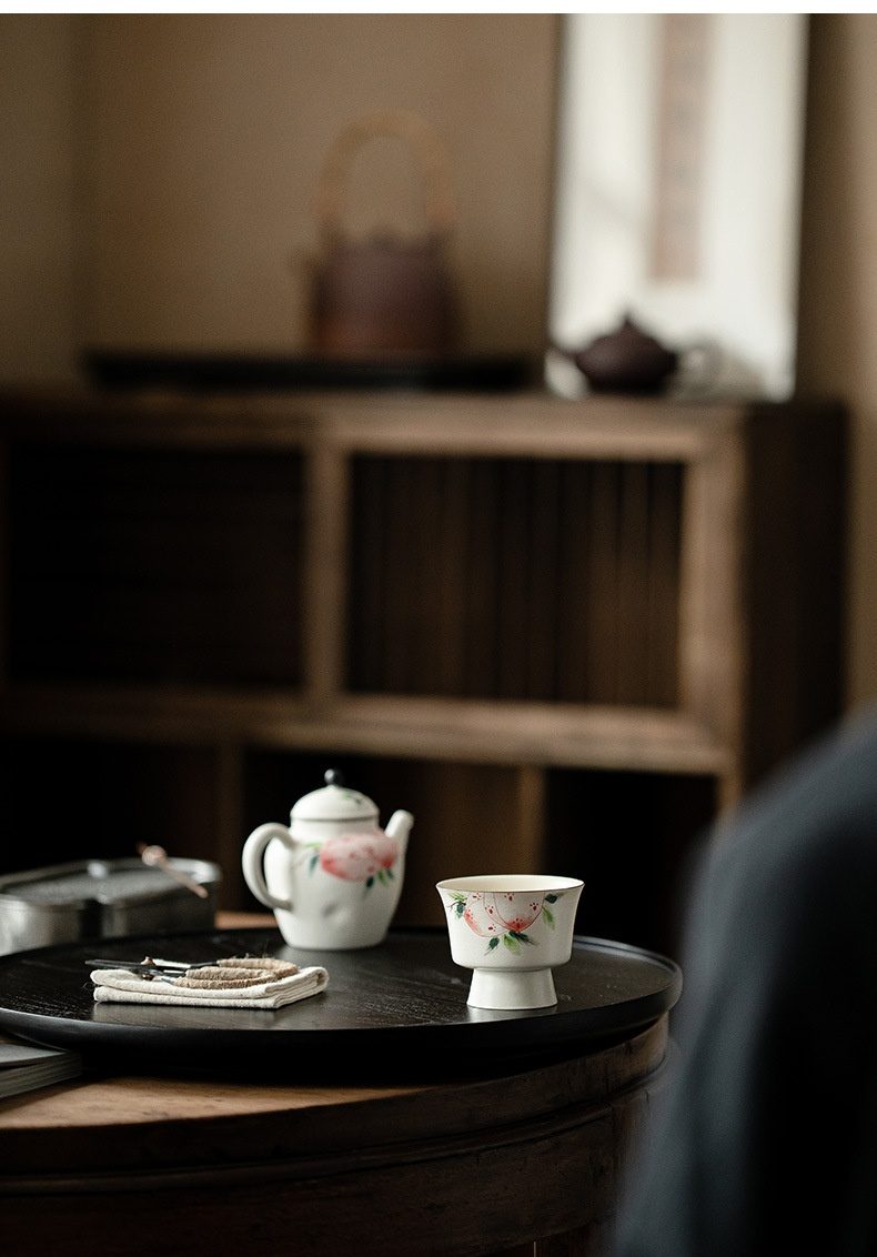 粉引 - 手繪壽桃品茗杯，南山居手繪花卉陶瓷茶壺與高足茶杯，溫潤白瓷上點綴粉色花瓣，精緻典雅，適合茶道品茗。