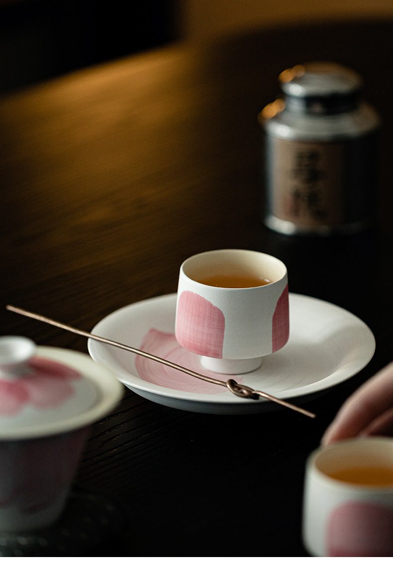 粉引白 - 水抹粉一碗二杯，南山居手繪陶瓷茶杯碟組，白瓷杯身飾粉色寫意潑墨，盛琥珀茶湯，配同款茶碟。茶具、品茗。