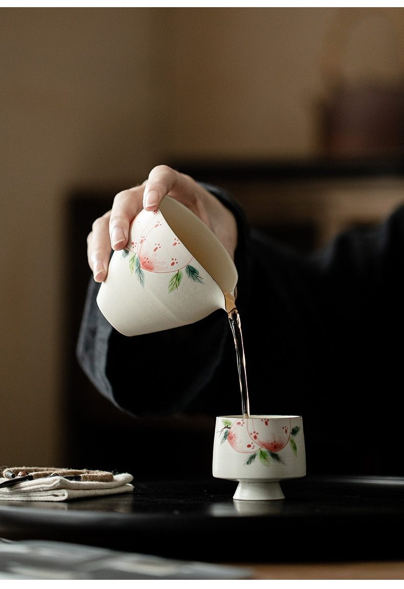 粉引 - 手繪壽桃公道杯，南山居手繪陶瓷公道杯與茶杯，飾以優雅壽桃圖案，展現品茗茶道美學與高雅品味。