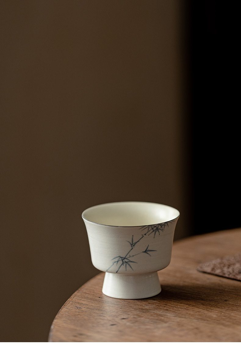 粉引白 - 手繪墨竹品茗杯，南山居雅緻陶瓷高足品茗杯，手繪青竹圖案，器型優雅，盡顯茶道禪意