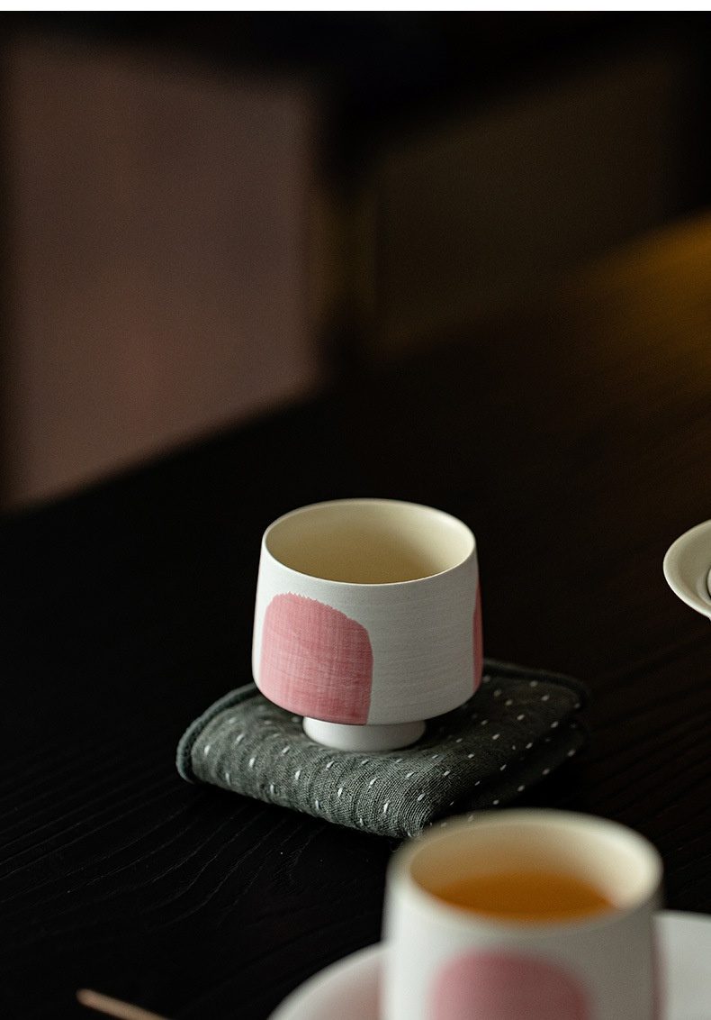 粉引白 - 水抹粉品茗杯，南山居手工陶瓷茶杯，杯身米白配粉色抽象畫，質感溫潤，展現禪意藝術美學。