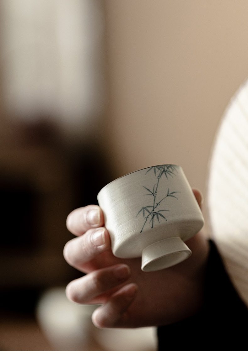 粉引白 - 手繪墨竹品茗杯，南山居手繪竹影陶瓷茶杯，杯身圓潤素雅，釉色溫潤，點綴寫意竹葉圖案。