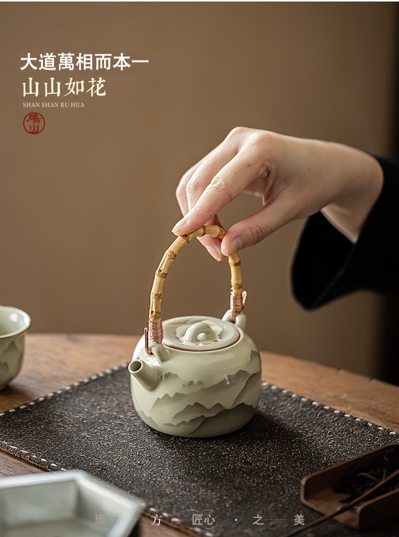 仿古汝窯山山如花提樑壺，南山居手繪山水陶瓷提梁壺，器身繪有水墨山巒，竹編提把盡顯東方禪意茶具之美。