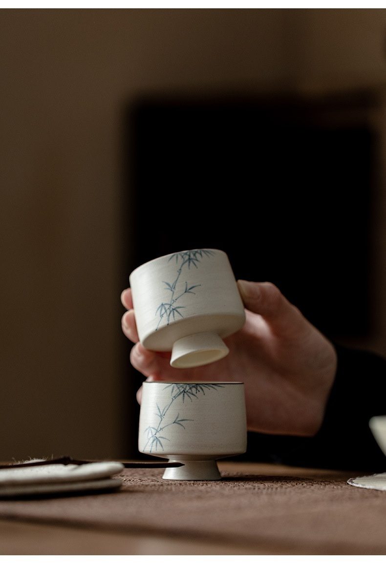 粉引白 - 手繪墨竹品茗杯，南山居手繪竹影高足陶瓷品茗杯，泥色溫潤，器型雅緻，手感舒適的茶具。