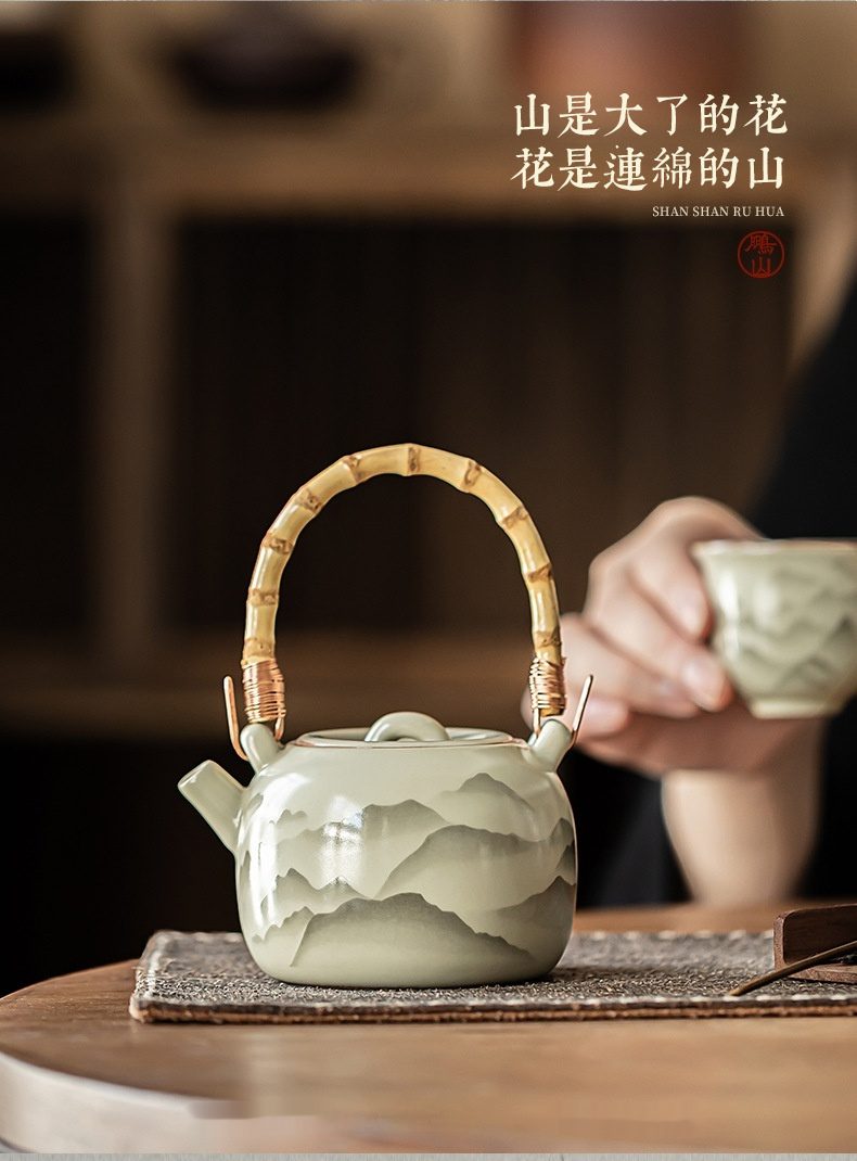仿古汝窯山山如花提樑壺，南山居禪意陶瓷提樑壺，壺身繪有淡雅山水畫，搭配自然竹製提把，展現東方茶道美學。