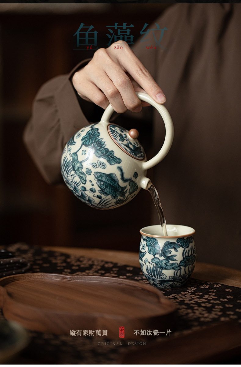 仿宋汝窯魚藻紋提樑壺，南山居景德鎮青花魚藻紋陶瓷側把壺，搭配同款雅緻茶杯，茶湯傾瀉入杯，展現傳統茶道美學。