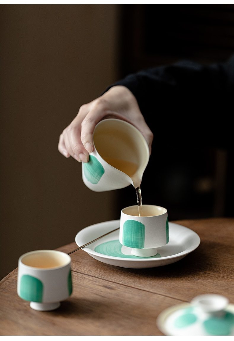 粉引白 - 水抹綠公道杯，南山居手作陶瓷公道杯與高足品茗杯組，白色釉面點綴潑墨綠意，茶湯注入盡顯禪意美學。