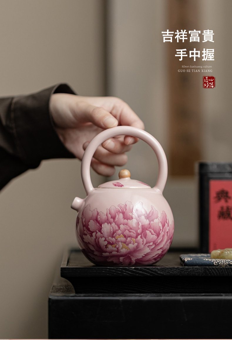 仿古汝窯國色天香提樑壺，南山居手繪牡丹陶瓷提梁壺，壺身圓潤，粉色牡丹花紋優雅綻放，茶具精品。