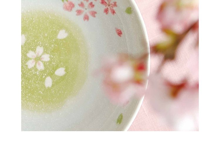 櫻花餐盤，南山居精緻櫻花陶瓷茶碟，盤心翠綠，點綴粉白櫻花與落英，展現優雅茶席美學。
