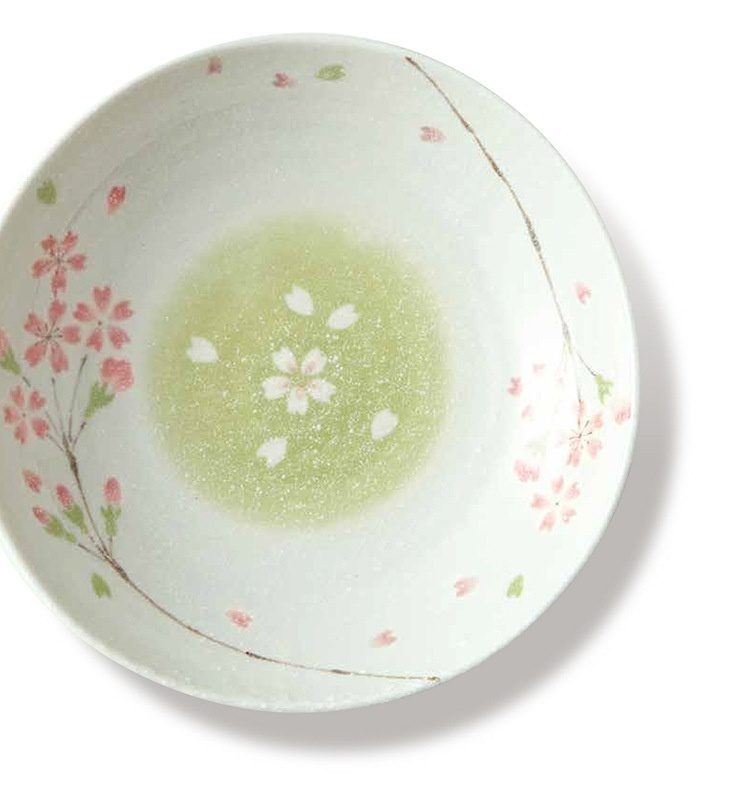櫻花餐盤，南山居手繪櫻花陶瓷茶點盤，盤身溫潤，盤心淡綠渲染，粉嫩櫻花圖案雅緻動人。