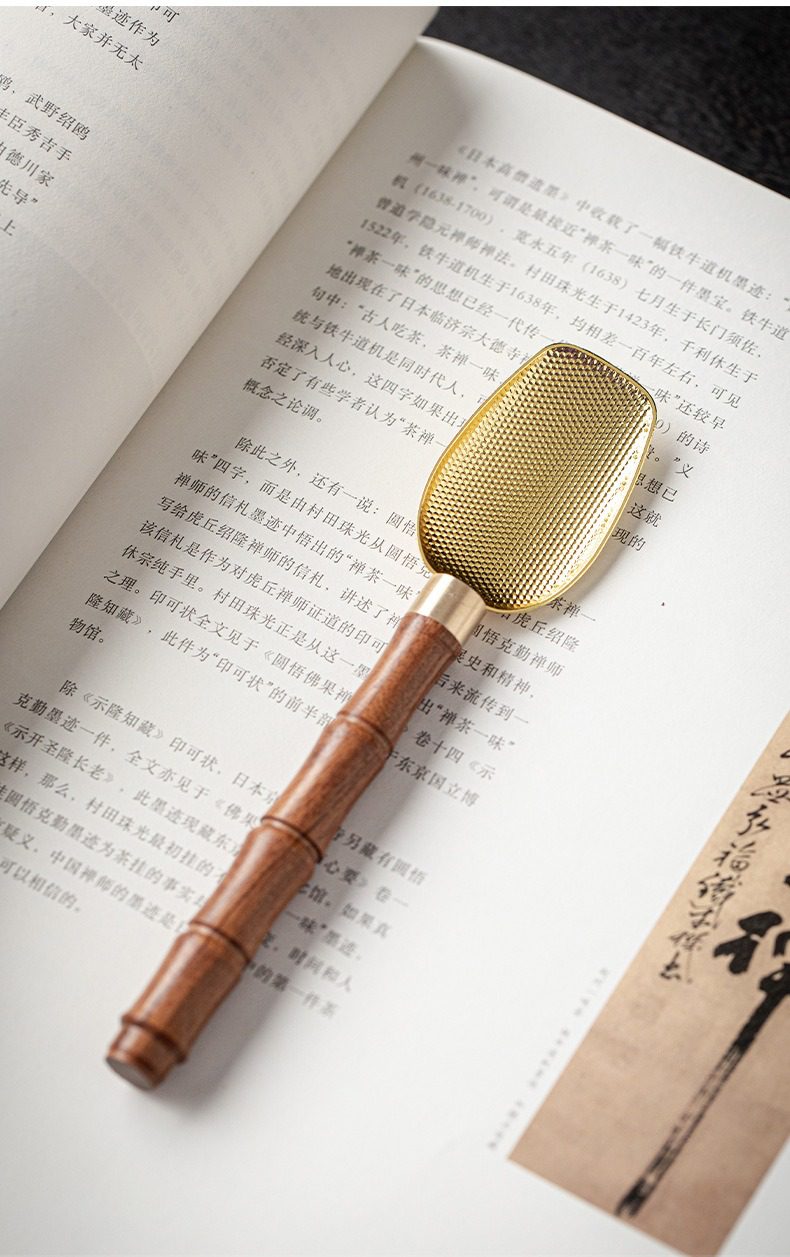 鑄藝茶勺，南山居金屬質感茶匙，竹節木柄設計，兼具優雅與實用，茶道配件。