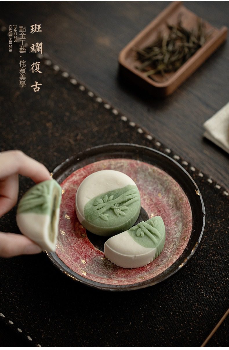 岩礦彩陶盡染壺承，南山居精緻茶點，抹茶竹葉紋和菓子盛於點金復古茶盤，盡顯茶道風雅。
