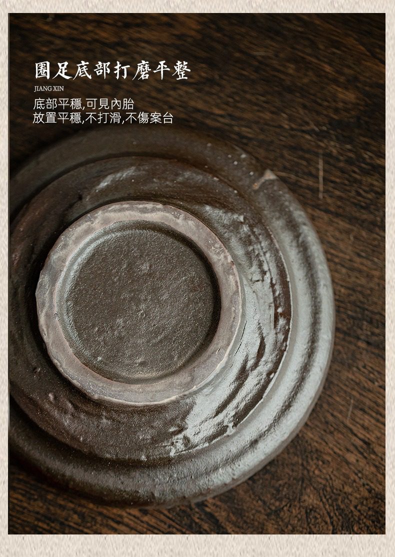 岩礦彩陶盡染壺承,南山居手工粗陶茶具底部細節,圓足打磨平整,泥胎質感樸拙穩固。