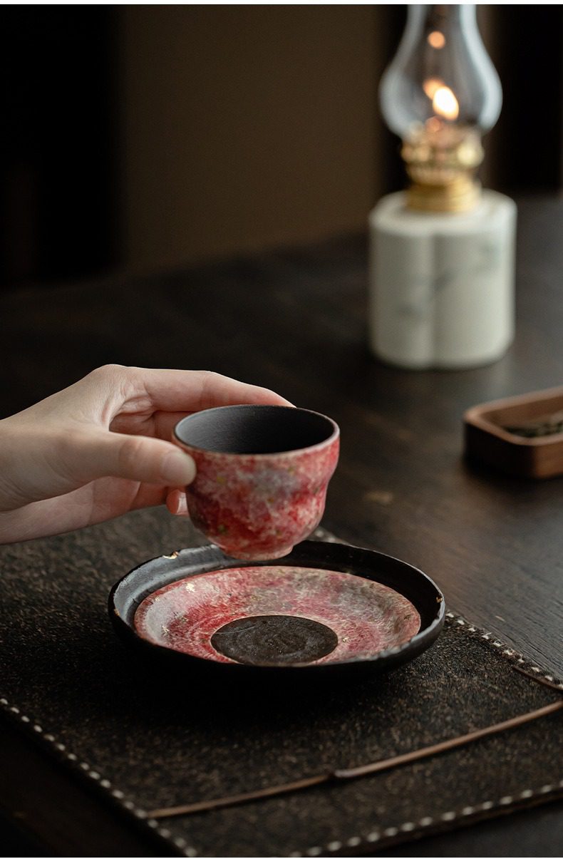 岩礦彩陶盡染壺承，南山居手工窯變茶杯與茶托，紅褐斑駁釉色與樸拙器型，盡顯禪意茶具美學。