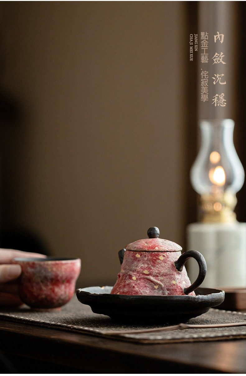 岩礦彩陶盡染壺承，南山居手工點金侘寂風茶壺，壺身呈現獨特斑駁紅泥質感，點綴細緻金箔，搭配深色茶盤。