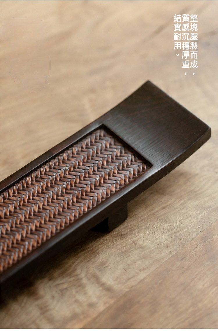 桐木高腳長杯架，南山居實木藤編茶盤，結構穩固，展現雅緻茶席風格，為高品質茶具。