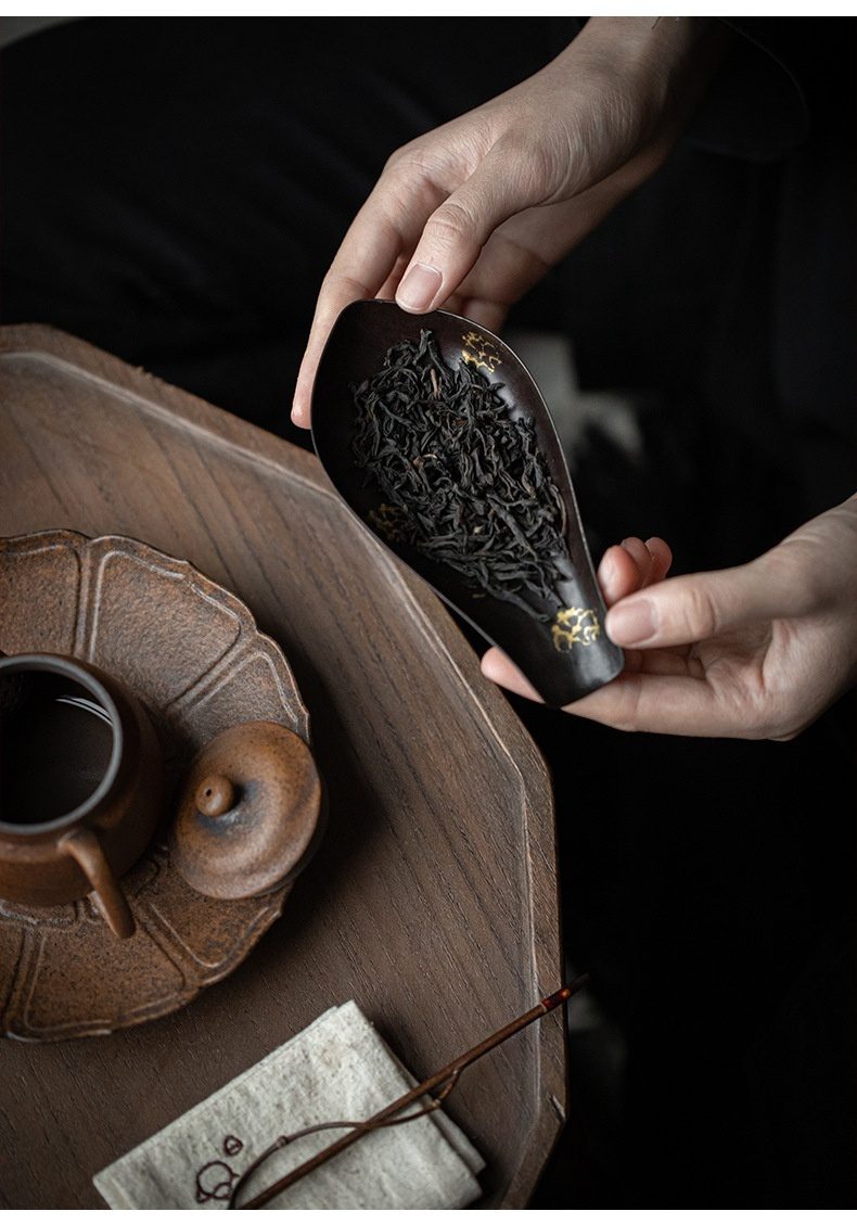 手工點金大漆老鐵茶則，南山居精緻黑木茶則，盛裝烏龍茶葉，飾以古雅金色祥雲紋理，展現茶道美學