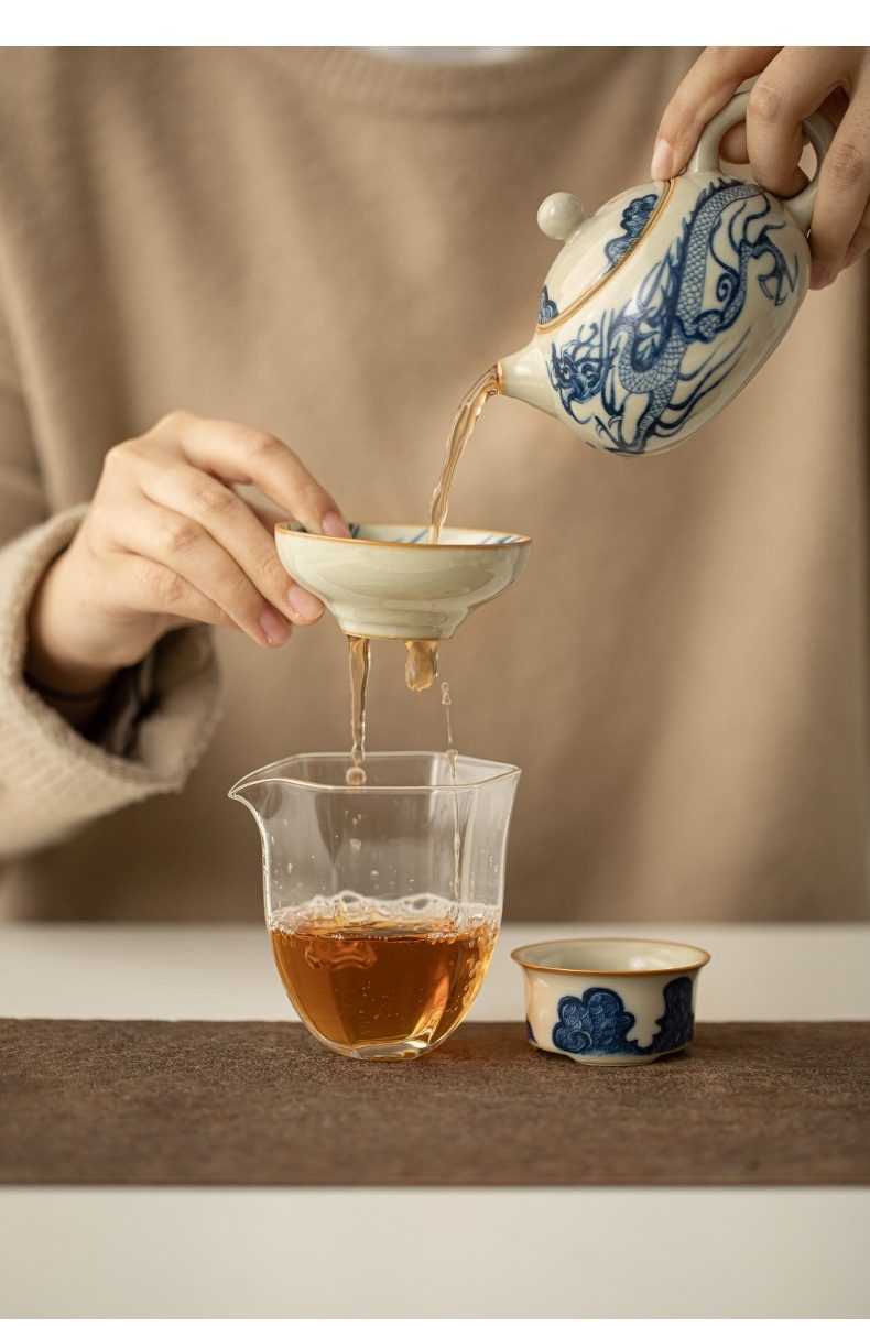 古汝－青花龍紋過濾茶漏組，南山居青花龍紋側把壺優雅注茶，茶湯經陶瓷濾杯流入玻璃公道杯，呈現專業茶道儀式