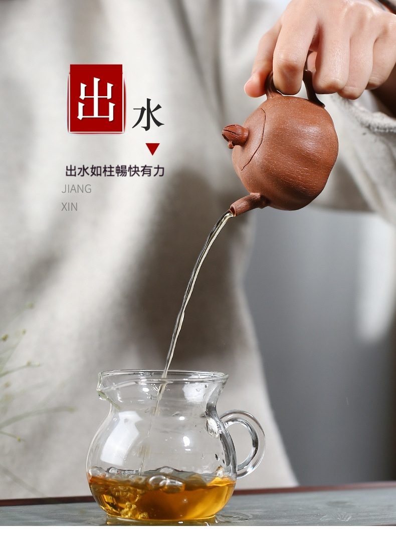 宜興紫砂壺原礦降坡泥石榴仿生壺(100ml)，南山居手工紫砂小品壺，泥色溫潤，出水如柱般流暢有力，展現高品質茶具的精湛工藝與實用性。