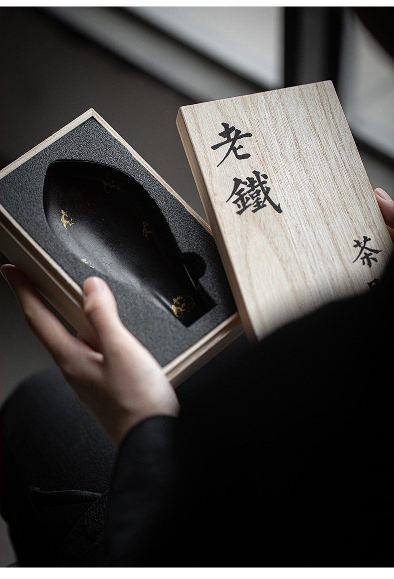 手工點金大漆老鐵茶則，南山居烏金鎏金茶扒，精緻手工雕琢，典雅金鹿紋飾點綴，展現茶道藝術