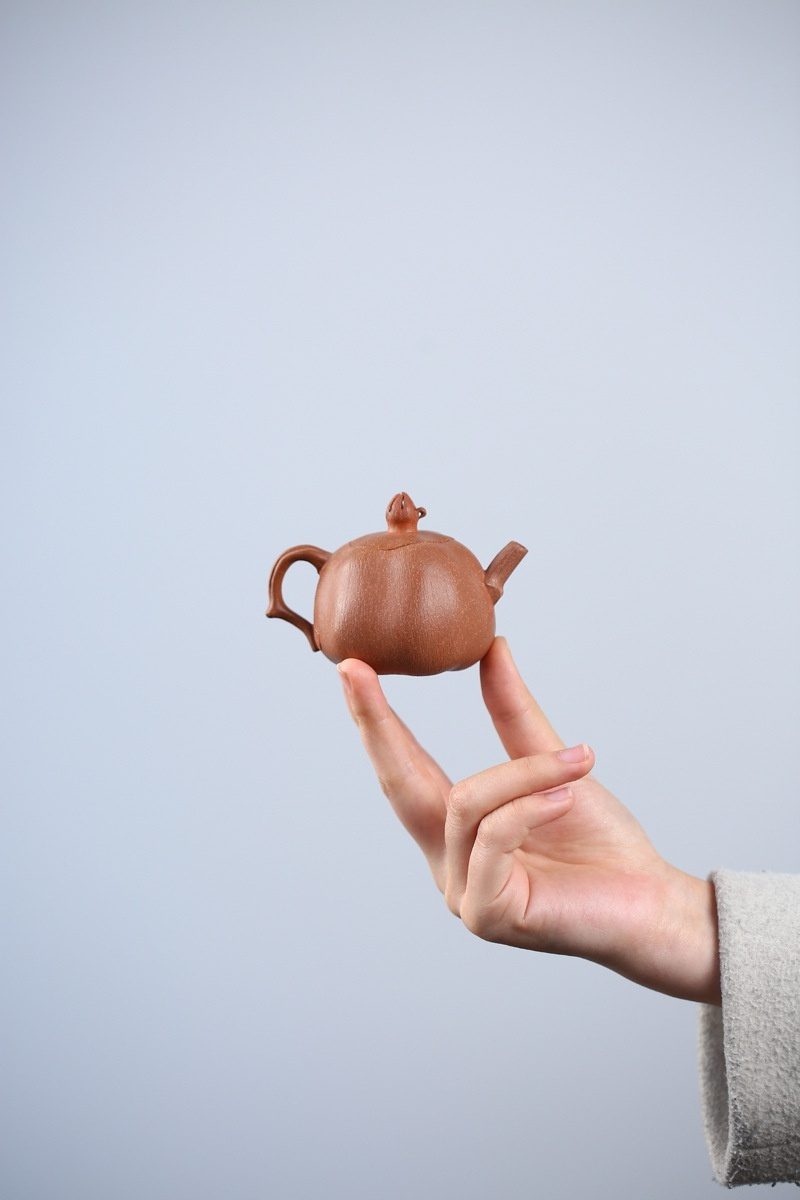 宜興紫砂壺原礦降坡泥石榴仿生壺(100ml)，南山居手工紫砂迷你茶壺，紅棕色溫潤泥料，瓜棱造型精巧，搭配雅緻蓋鈕，適合掌中把玩。