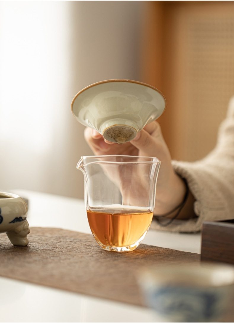 古汝－青花龍紋過濾茶漏組，南山居淡雅陶瓷濾茶器，搭配透明玻璃公道杯，茶湯色澤金黃清澈，展現茶道之美。