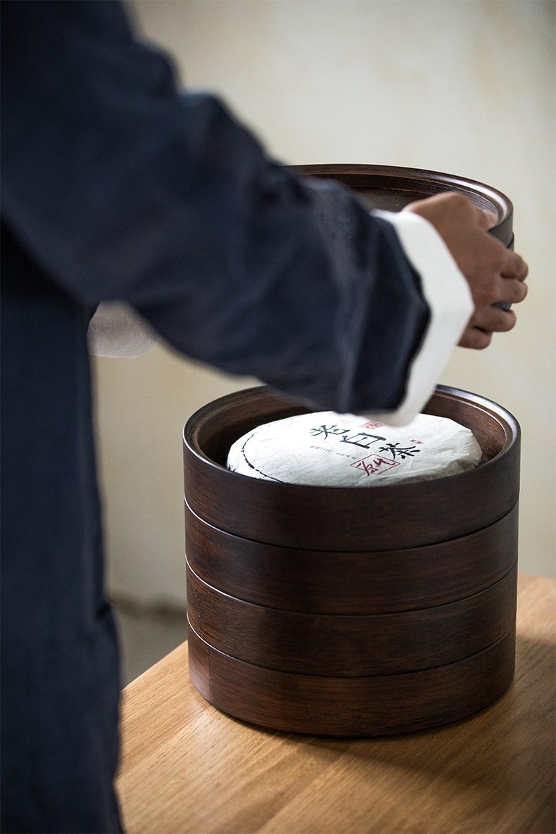 楠竹碳化胡桃色茶餅收納盒，南山居禪意木質普洱茶餅收納筒，深色木紋搭配堆疊設計，內置典藏普洱茶餅。