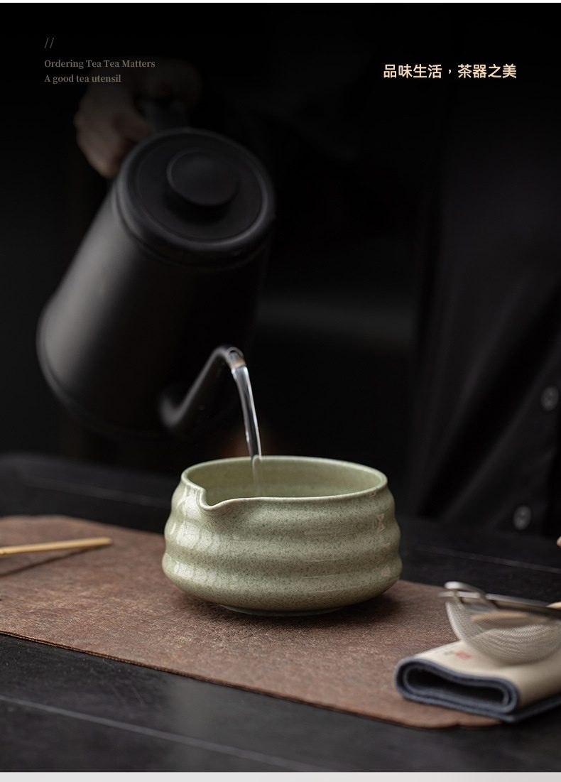 點茶 - 條紋日式抹茶八件組，南山居手工綠釉陶瓷茶海，器身波浪紋理獨特，出水流暢，展現禪意茶道美學。