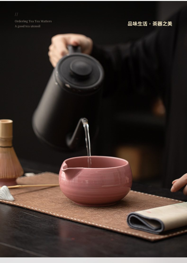 點茶 - 圓月日式抹茶八件組，南山居手工粉色陶瓷茶海，器型圓潤流暢，表面微帶雅緻紋理，專為茶湯分流設計。