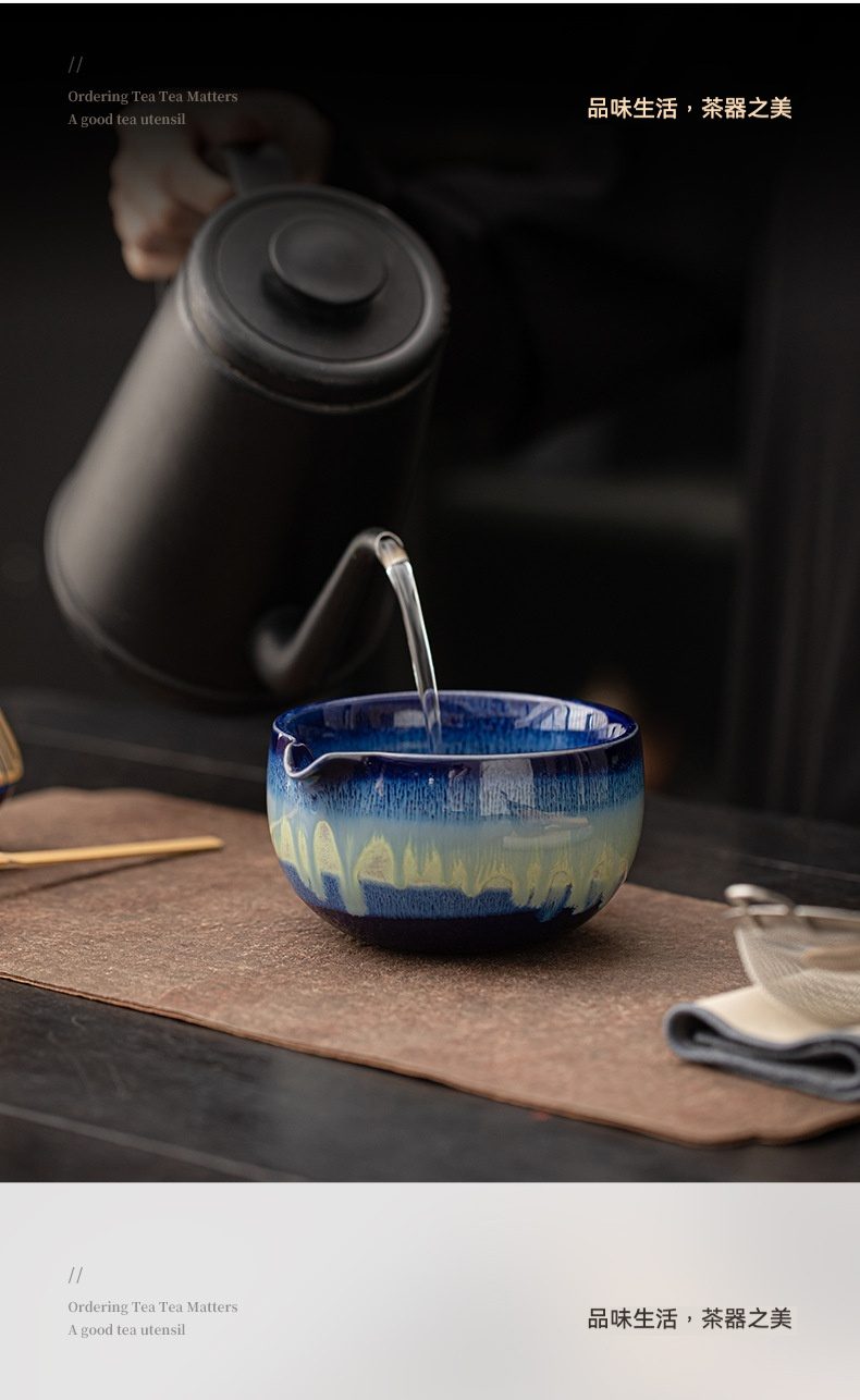 點茶 - 窯變日式抹茶八件組，南山居窯變釉陶瓷公道杯，深藍黃漸層流淌，茶湯注入，茶席優雅。
